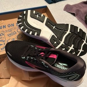 Brand new in box women’s Brooks Ghost 14